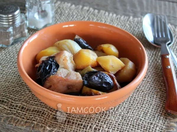 Фото блюда: Картошка с черносливом и мясом в духовке