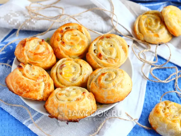 Фото блюда: Булочки-улитки с изюмом (из слоеного теста)