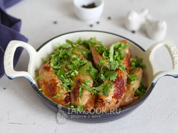 Фото блюда: Куриные крылышки с луком на сковороде