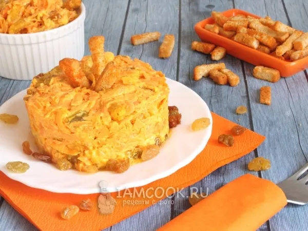 Фото блюда: Салат с морковкой, изюмом и сухариками