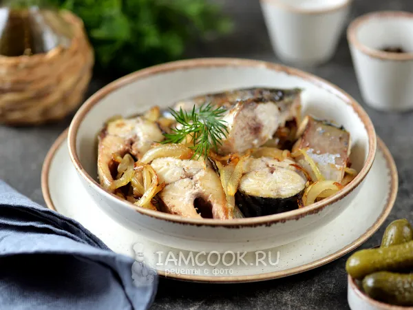 Фото блюда: Жареная скумбрия на сковороде с луком