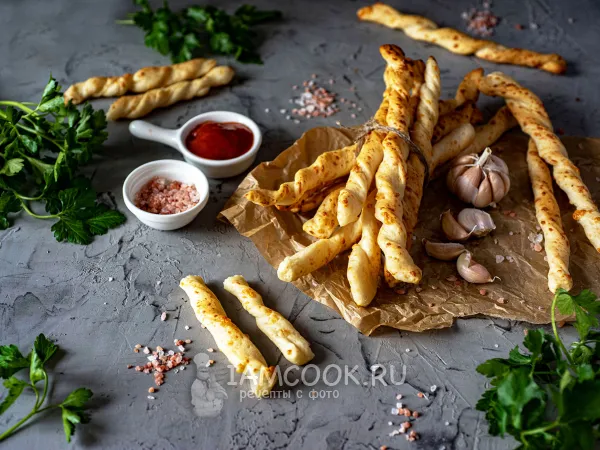 Фото блюда: Хлебные палочки с чесноком и сыром (гриссини)