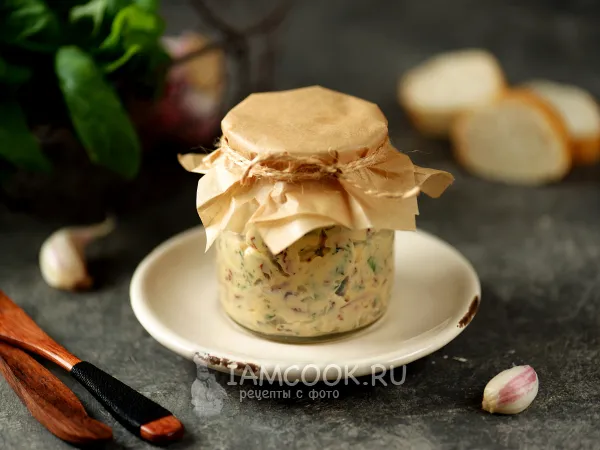 Фото блюда: Ароматное сливочное масло с базиликом и вялеными помидорами