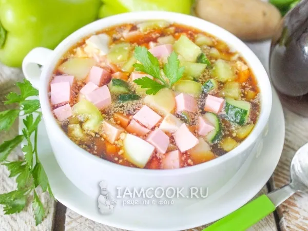 Фото блюда: Окрошка на квасе с колбасой и болгарским перцем