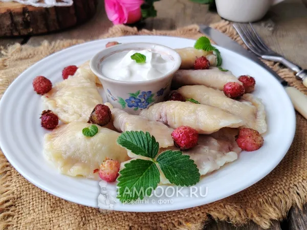 Фото блюда: Вареники с лесной клубникой