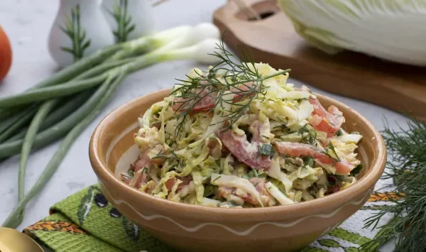 Фото блюда: Салат с яйцами, курицей, помидором и пекинской капустой