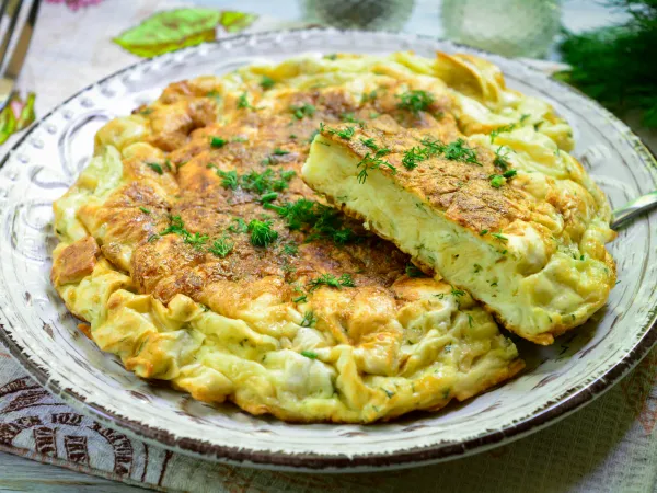 Фото блюда: Яичница (омлет) с резаным лавашом на сковороде