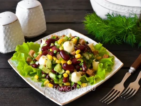 Фото блюда: Салат с кириешками, фасолью и кукурузой