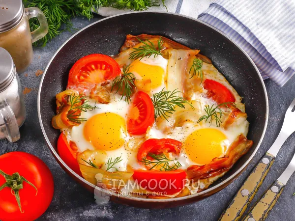 Фото блюда: Яичница с беконом и помидорами на сковороде