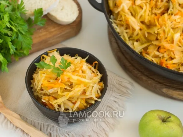 Фото блюда: Тушёная капуста с яблоками и тмином