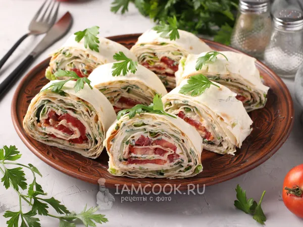 Фото блюда: Рулет из лаваша с помидорами и огурцами