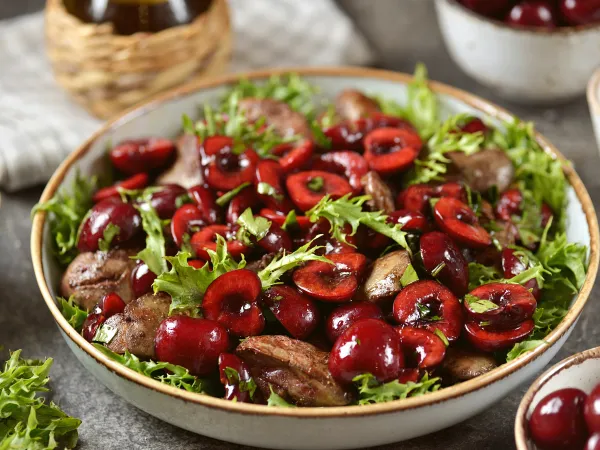 Фото блюда: Салат с куриной печенью и черешней