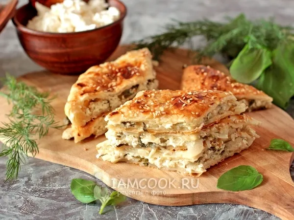 Фото блюда: Пирог с луком и творогом на слоеном тесте