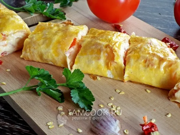 Фото блюда: Запеченный рулет из лаваша с сыром и помидорами