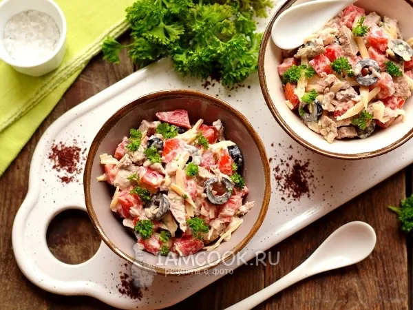 Фото блюда: Салат с языком, сыром и помидорами