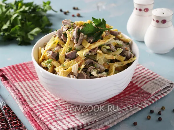 Фото блюда: Салат с куриными желудками и яичными блинчиками