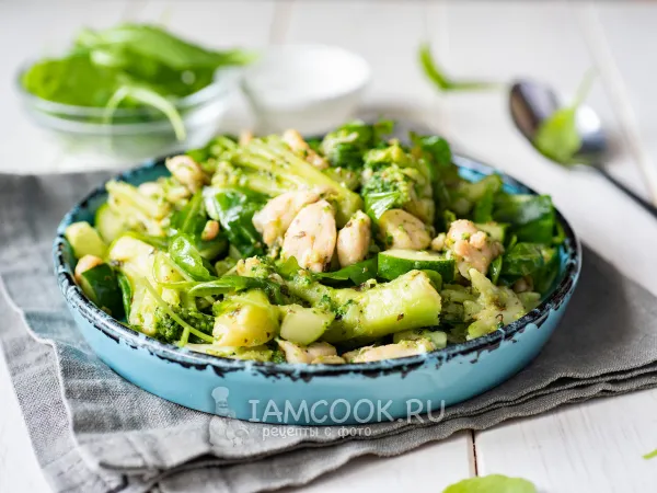 Фото блюда: Теплый салат с брокколи и курицей