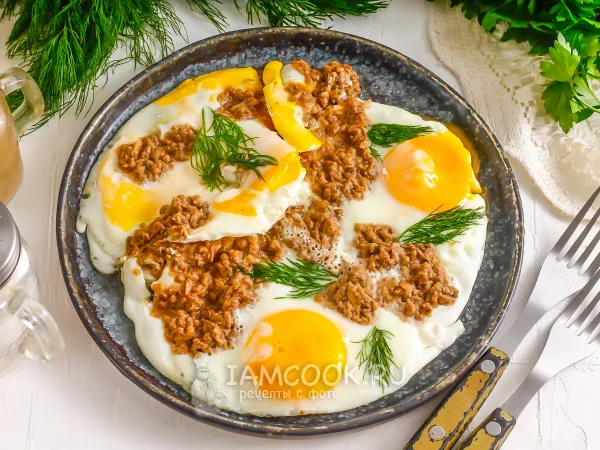 Фото блюда: Яичница с консервированным тунцом
