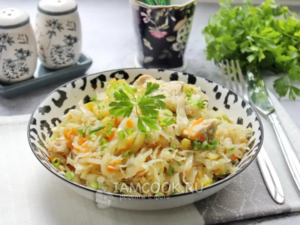 Фото блюда: Тушеная индейка с капустой на сковороде