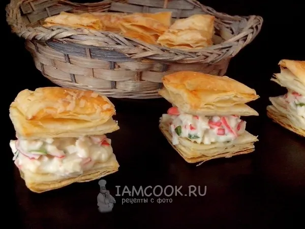 Фото блюда: Закусочные слойки с крабовым мясом, сливочным сыром и зеленью