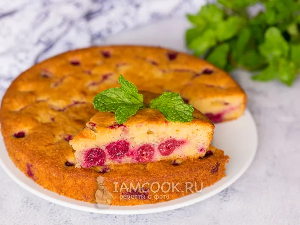 Фото блюда: Пирог с вишней на молоке