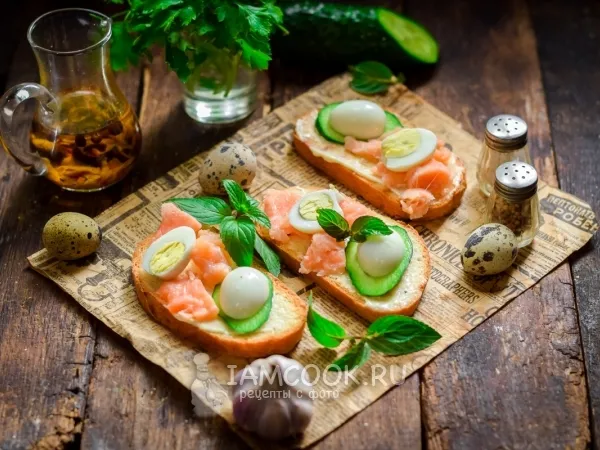Фото блюда: Бутерброды с перепелиными яйцами и семгой