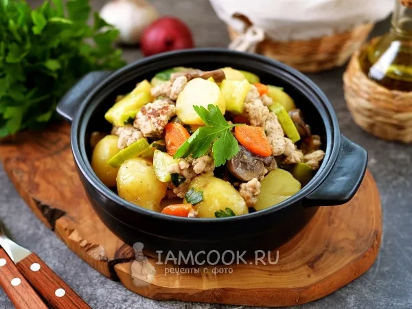 Фото блюда: Тушеный молодой картофель с фаршем, кабачками и грибами