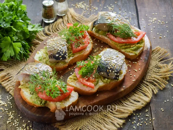 Фото блюда: Бутерброды с авокадо и селедкой