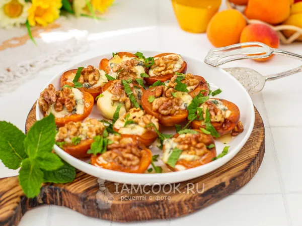 Фото блюда: Абрикосы с сыром и орехами в духовке