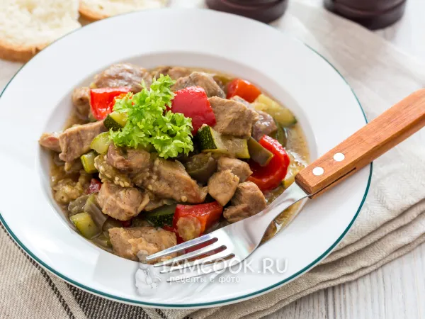 Фото блюда: Тушеное мясо с баклажанами и кабачками