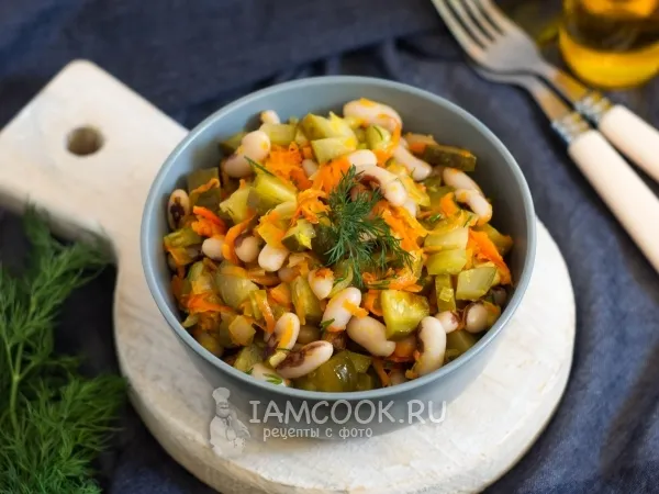 Фото блюда: Постный салат с фасолью и солеными огурцами
