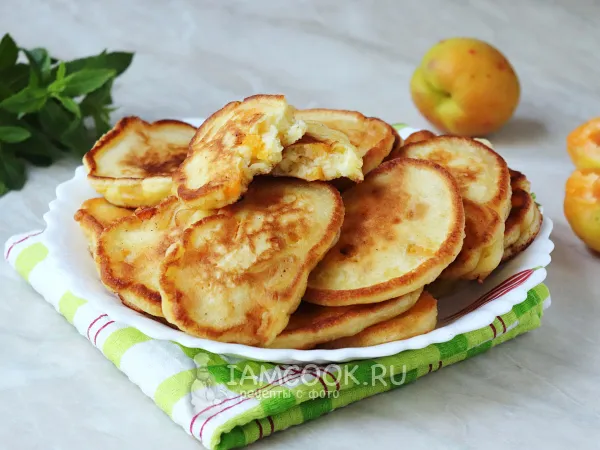 Фото блюда: Оладьи с абрикосами (на кефире)