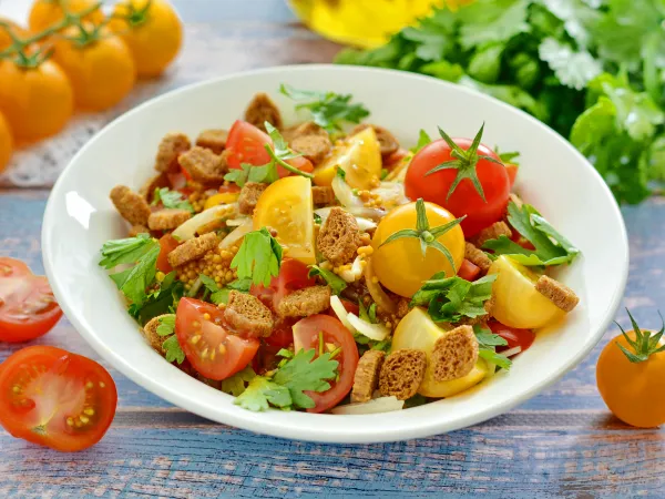 Фото блюда: Салат с помидорами черри и сухариками