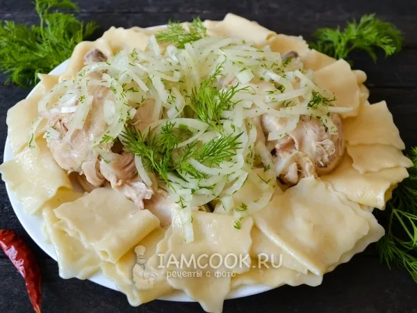 Фото блюда: Бешбармак из целой курицы с маринованным луком