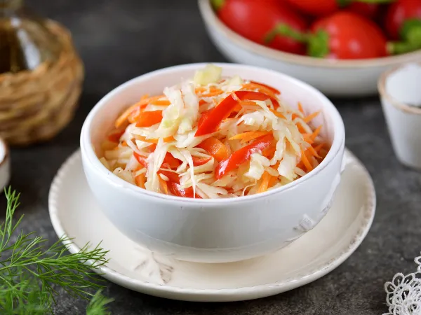 Фото блюда: Маринованная капуста с перцем, луком и морковью