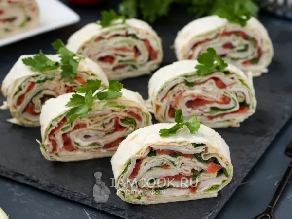 Фото блюда: Рулет из лаваша с копчёной курицей, сыром и помидорами