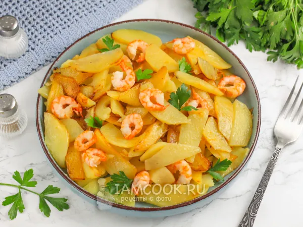 Фото блюда: Картошка с креветками на сковороде
