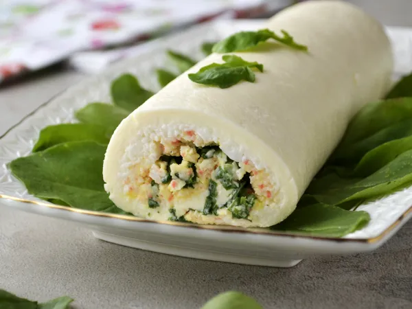 Фото блюда: Рулет из плавленых сырков с крабовыми палочками