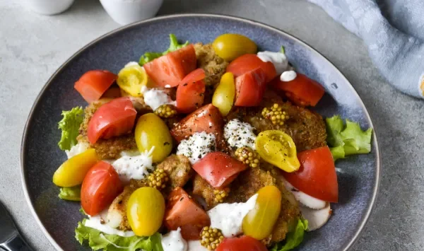 Фото блюда: Салат с жареным сулугуни и курицей