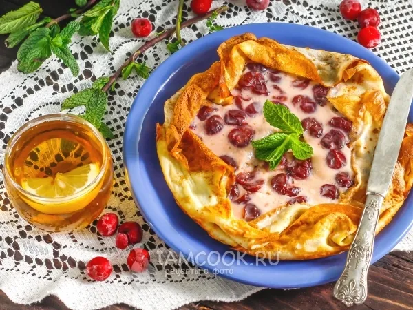 Фото блюда: Блинная галета с вишней и сметаной