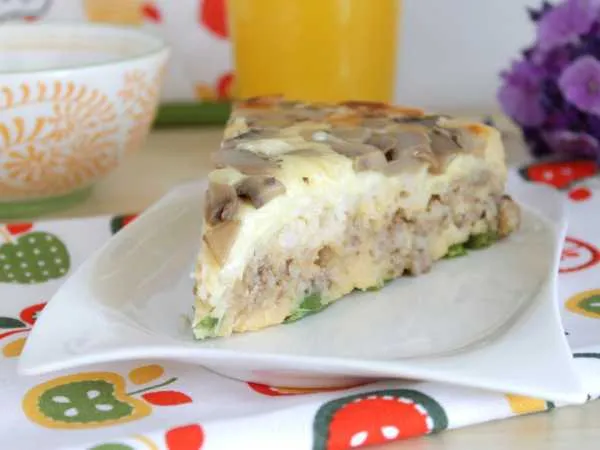 Фото блюда: Заливной пирог с грибами, сыром, фаршем и рисом