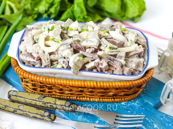 Фото блюда: Салат из свиного сердца с маринованным луком
