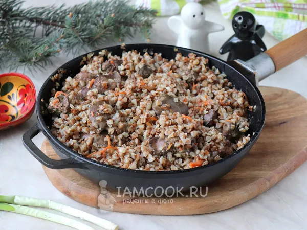 Фото блюда: Тушеная куриная печень с гречкой на сковороде