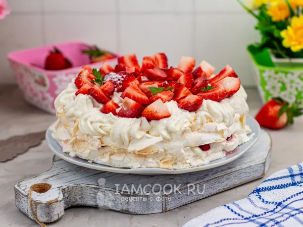 Фото блюда: Меренговый торт с клубникой