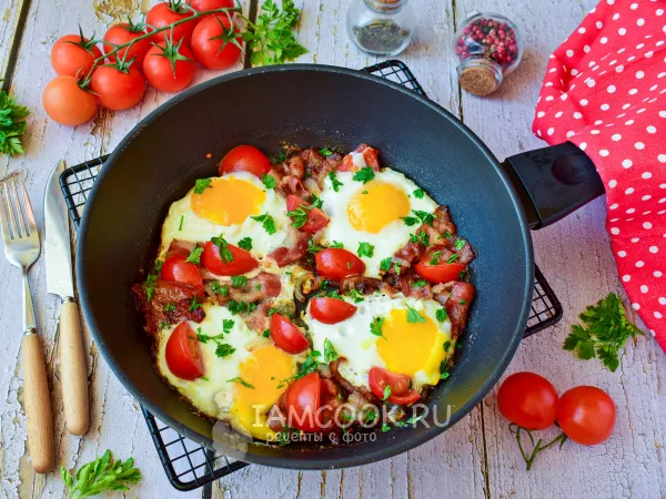 Фото блюда: Яичница с беконом, помидорами и луком