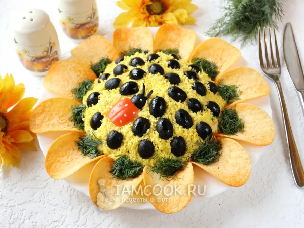 Фото блюда: Салат «Подсолнух» с корейской морковью