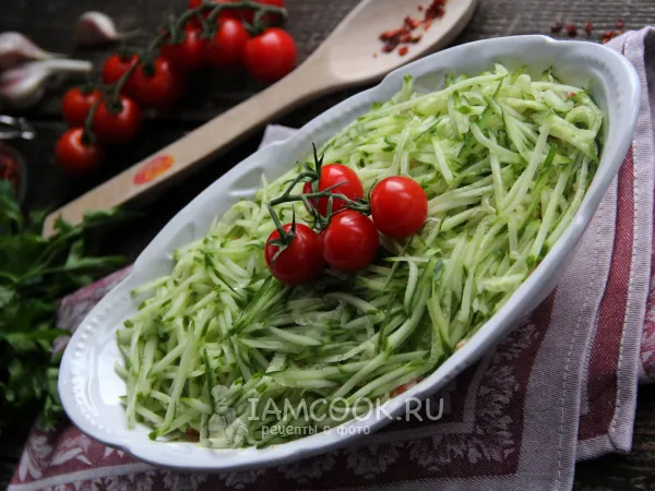 Фото блюда: Салат «Восторг» с курицей, корейской морковью и грибами