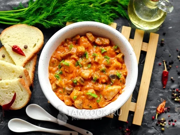 Фото блюда: Гуляш из курицы и шампиньонов в томатной подливе