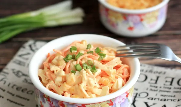 Фото блюда: Салат с морковью, сыром, яйцами и кукурузой