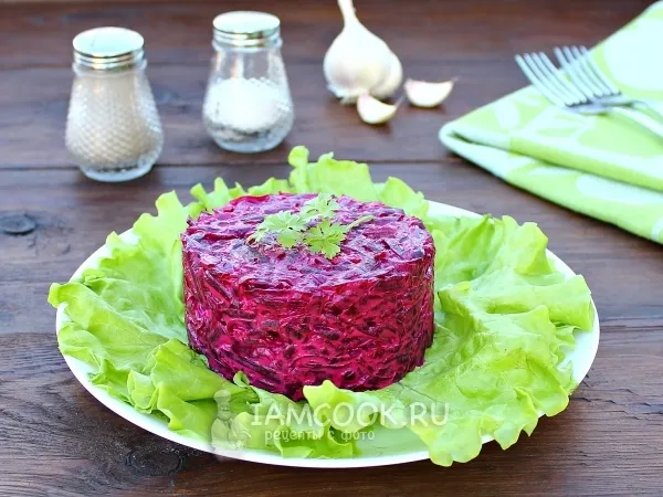 Фото блюда: Салат из вареной свеклы с чесноком